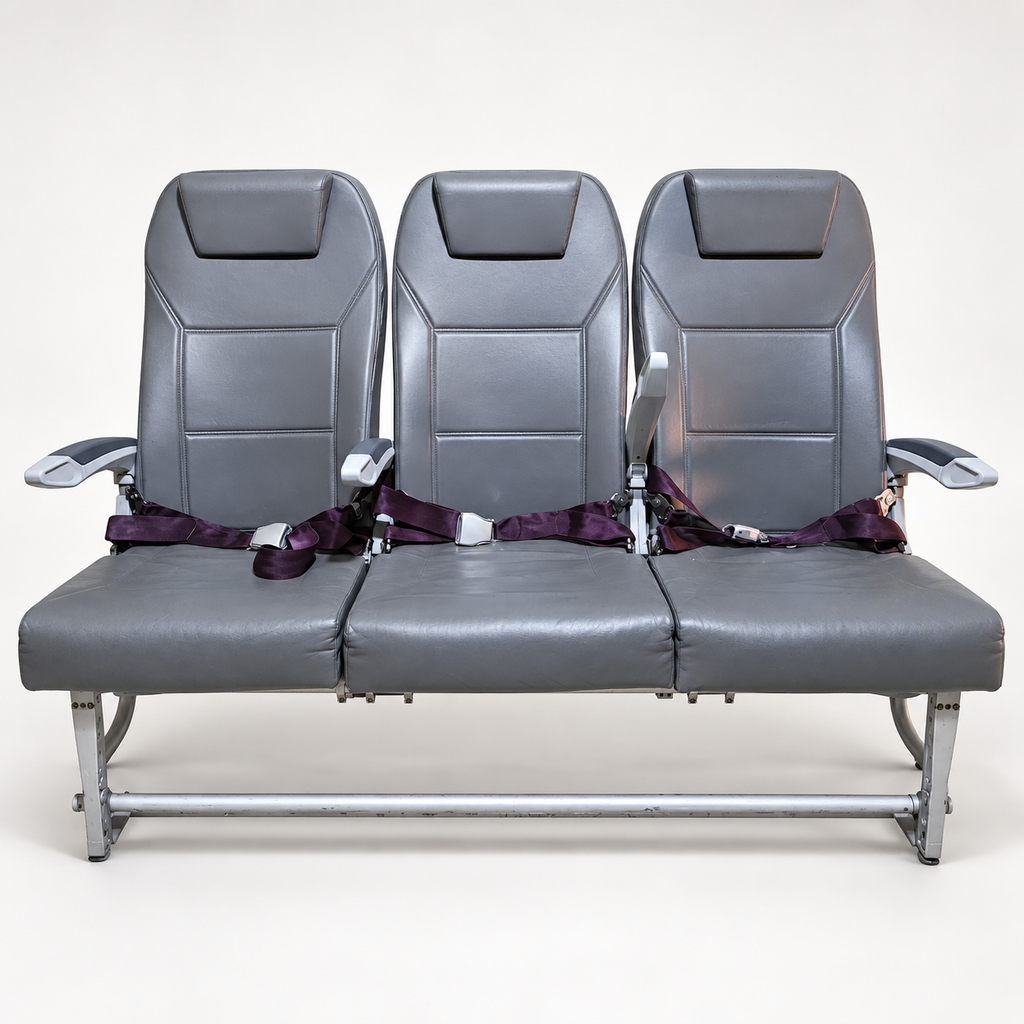 Asiento triple de avión comercial reacondicionado, vista frontal en estudio