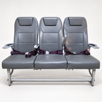 Asiento triple de avión comercial reacondicionado, vista frontal en estudio