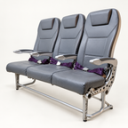 Asiento triple de avión comercial reacondicionado, vista lateral en estudio