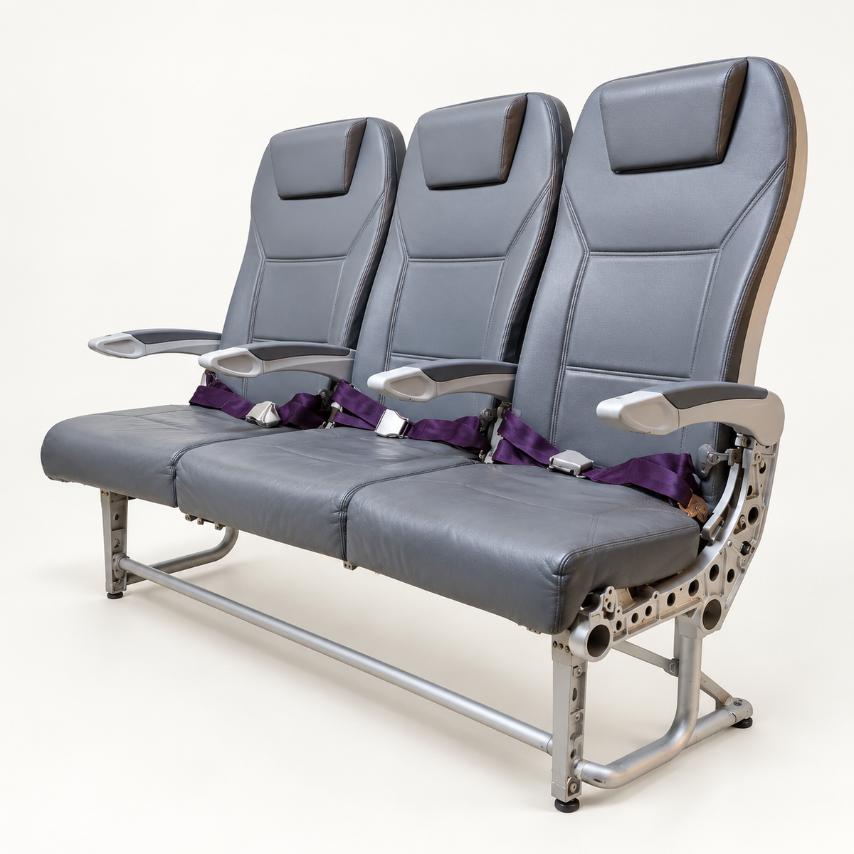 Asiento triple de avión comercial reacondicionado, vista lateral en estudio